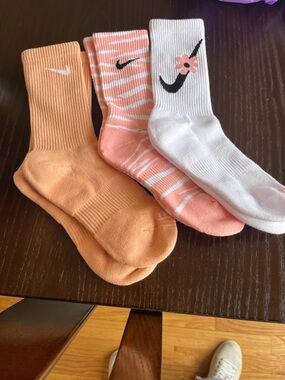 NWOT Nike Trio Crew Socks in Peach, Coral Zebra & White with Floral Swoosh